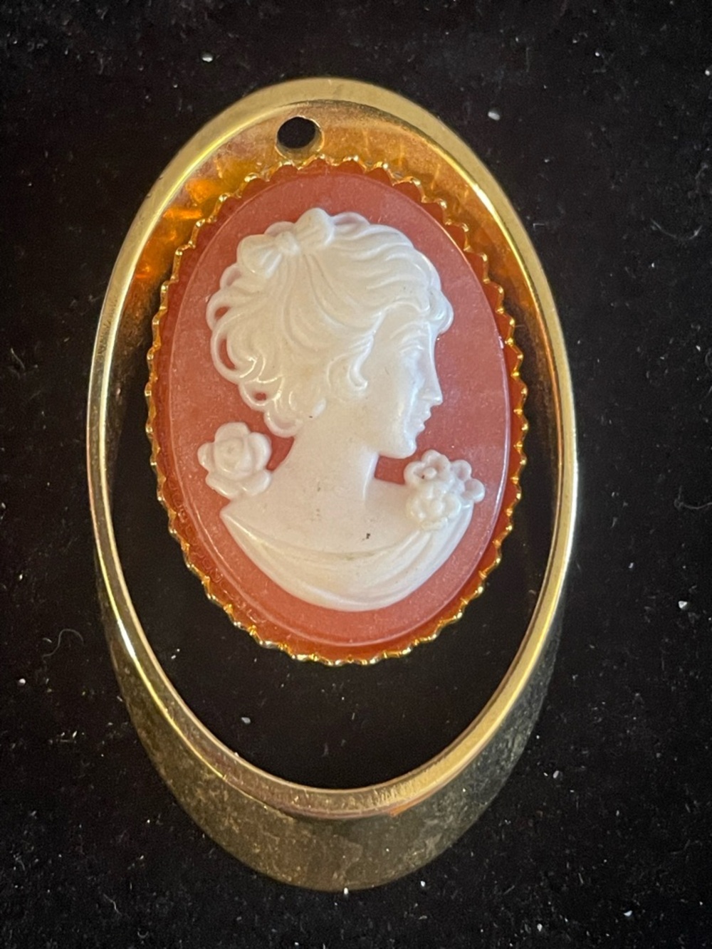 Vintage Gold Tone Cameo Pendant. Fashion Costume Jewelry. Victorian. Classic